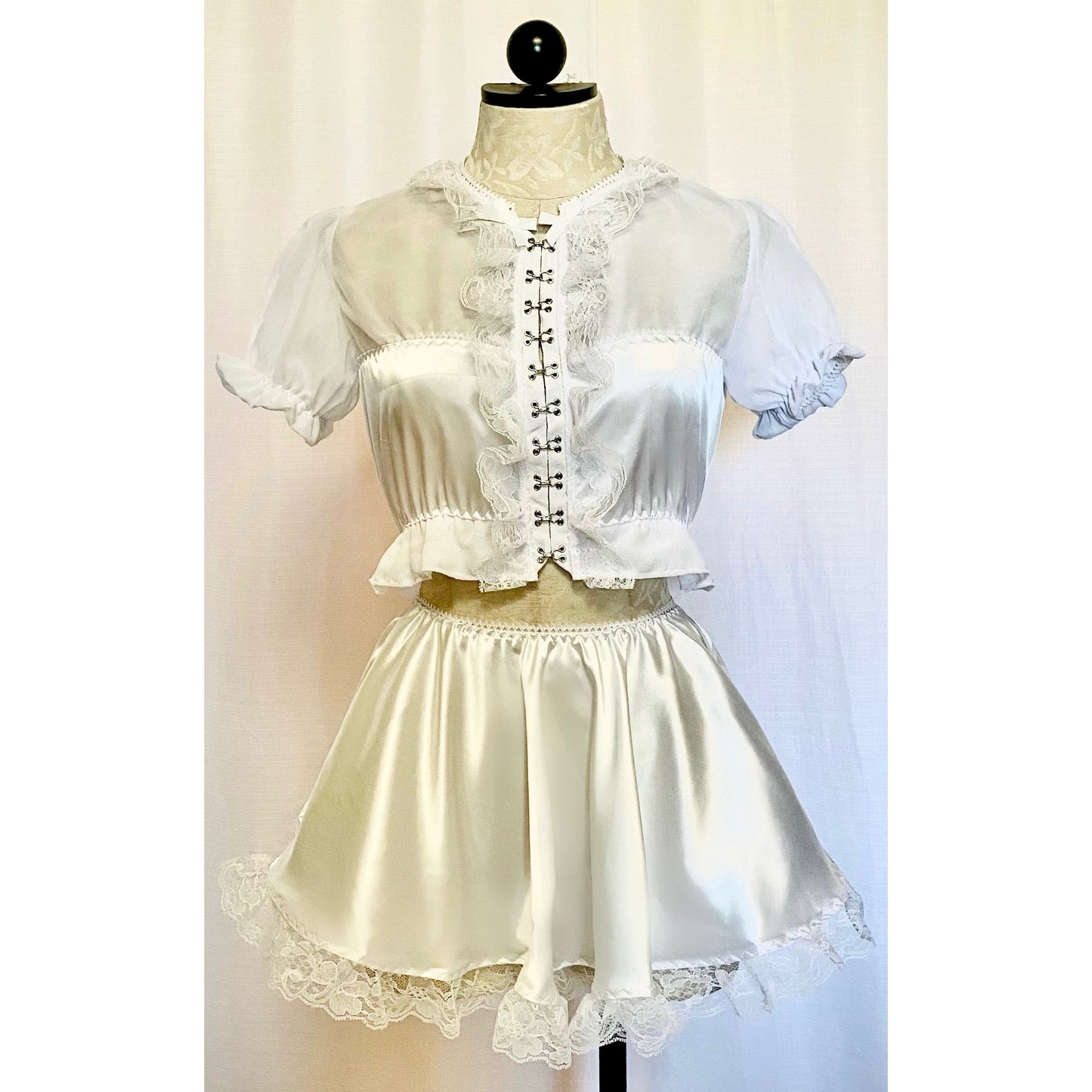 The Antoinette Clasp Set in White