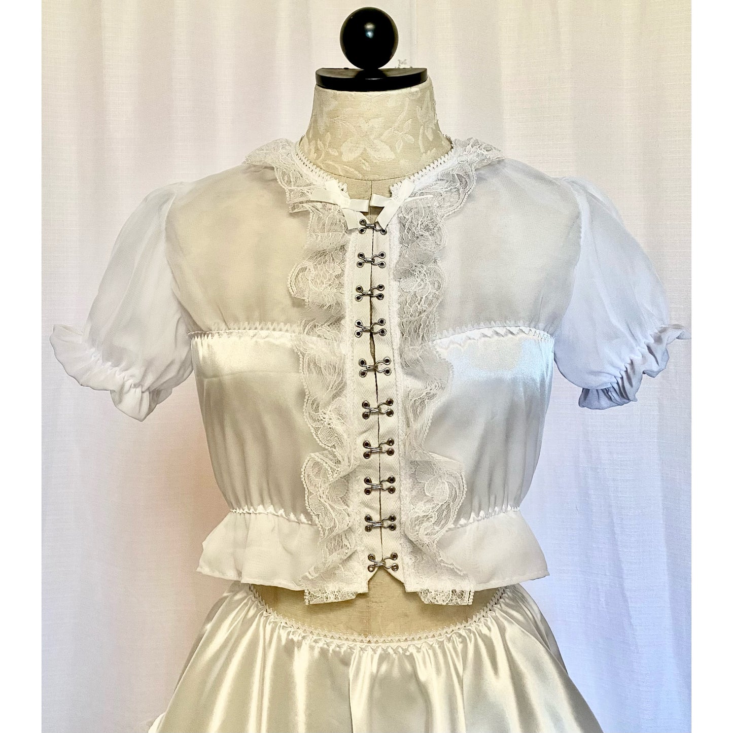 The Antoinette Clasp Set in White