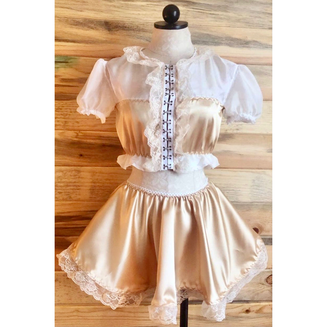 The Antoinette Clasp Set in Champagne