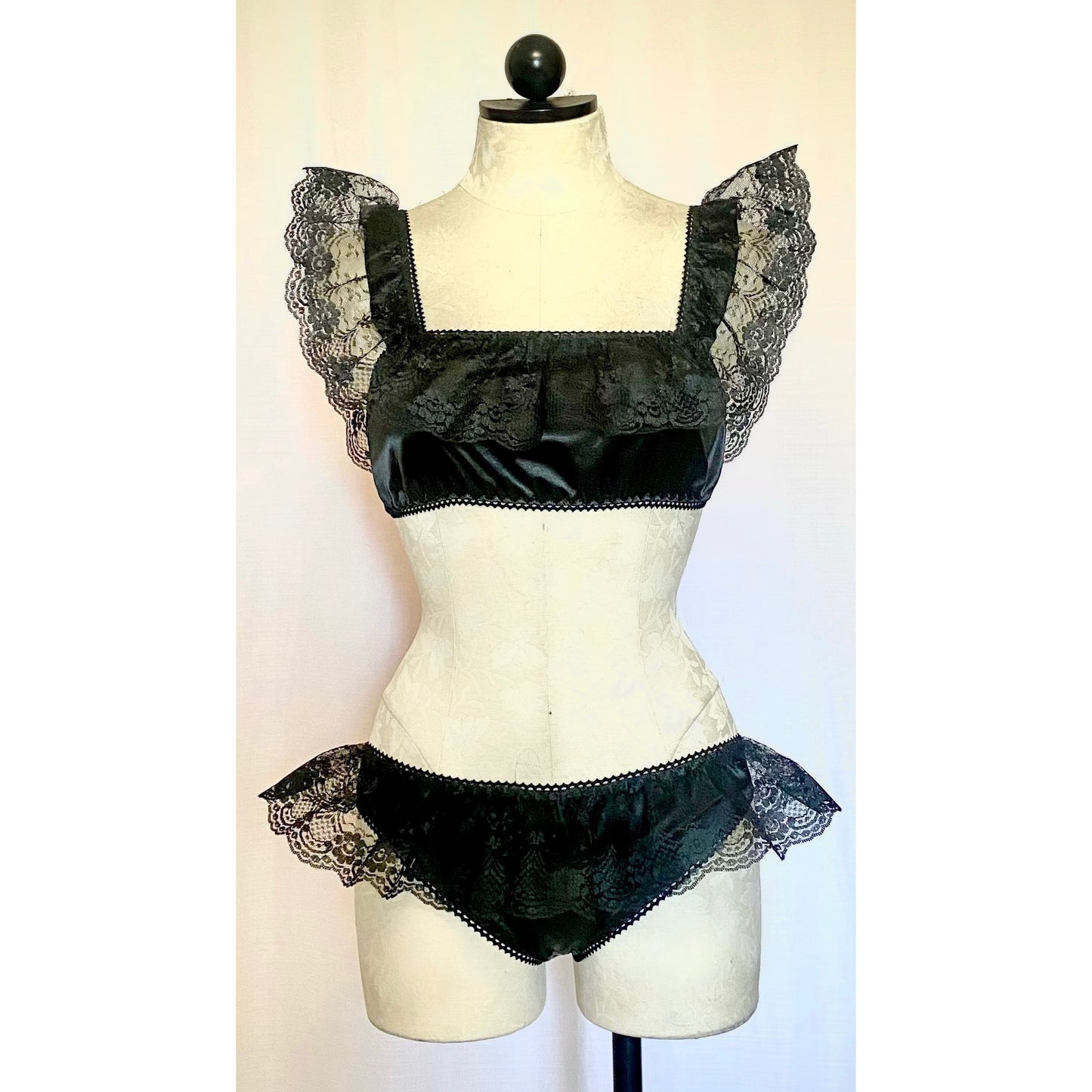 The Doris Set in Black