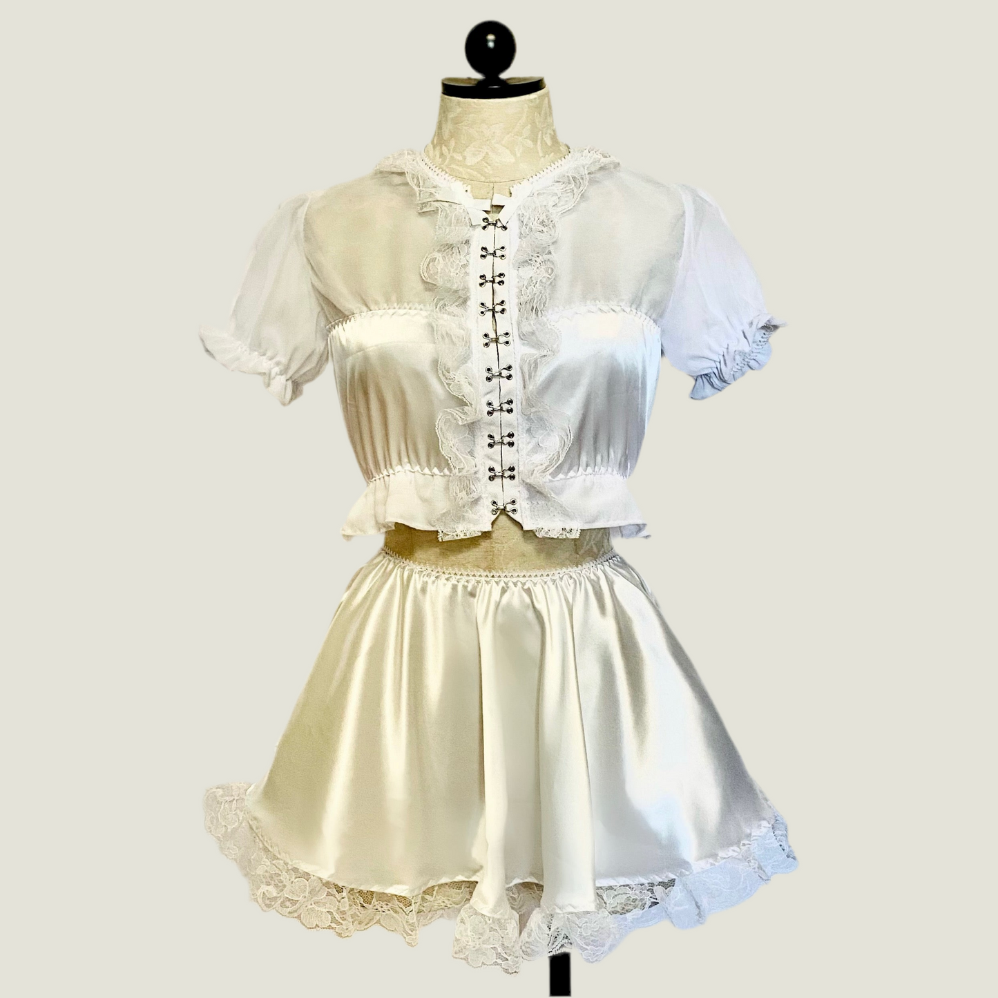 The Antoinette Clasp Set in White
